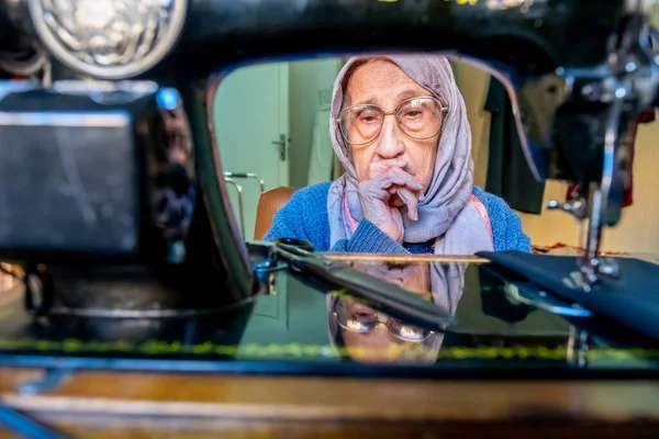 Árabe Muçulmano Mulher Velha Usando Máquina Costura Velha — Fotografia de Stock