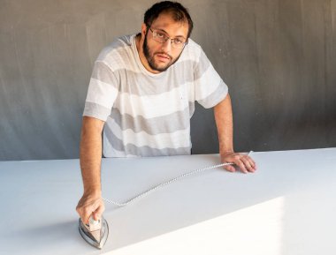 Arap adam ütü yaparken yardım ediyor