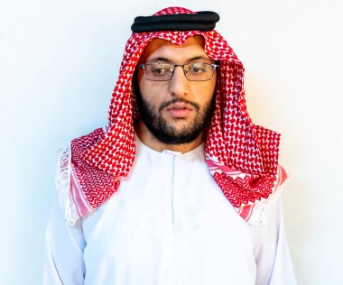 Beyaz arka planda tek başına duran Arap adam.