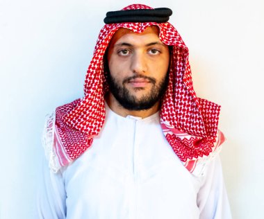 Beyaz arka planda tek başına duran Arap adam.