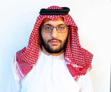 Beyaz arka planda tek başına duran Arap adam.