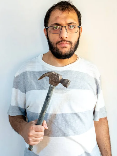 一个拿着锤子敲胸膛的阿拉伯人 — 图库照片