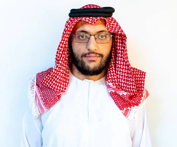 Arabský Muž Stojící Sám Bílým Pozadím — Stock fotografie