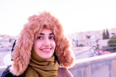 Müslüman Arap kız üniversitede eğleniyor