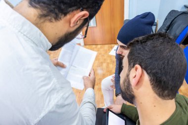 Arapça öğrencileri sınıfta bir şeyleri tartışıyor