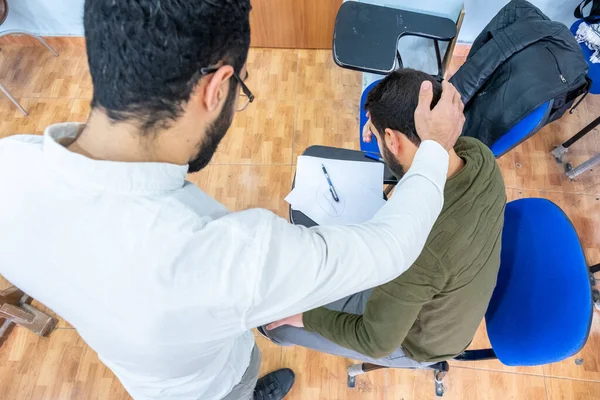 Arabští Studenti Diskutují Věcech Třídě — Stock fotografie