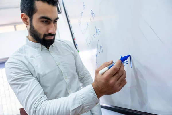 Professeur Université Enseignant Ses Étudiants Comment Résoudre Les Mathématiques — Photo