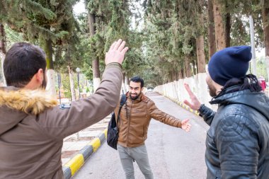 Mutlu Arap Müslüman arkadaşlar üniversitede hayatın tadını çıkarıyorlar.