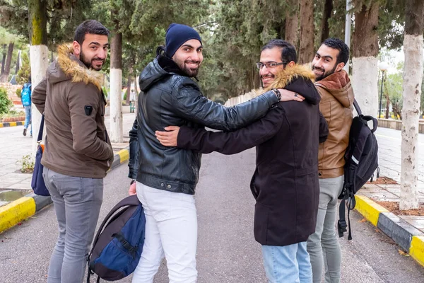Szczęśliwi Arabscy Muzułmańscy Przyjaciele Cieszący Się Życiem Uniwersytecie — Zdjęcie stockowe