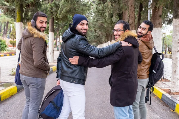 Felices Amigos Musulmanes Árabes Disfrutando Vida Universidad — Foto de Stock