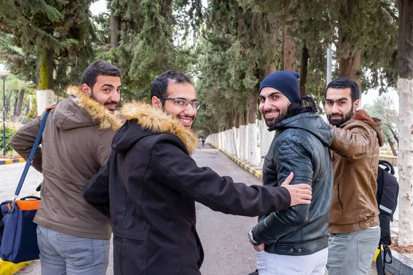 Feliz Árabe Muçulmanos Amigos Desfrutando Vida Universidade — Fotografia de Stock