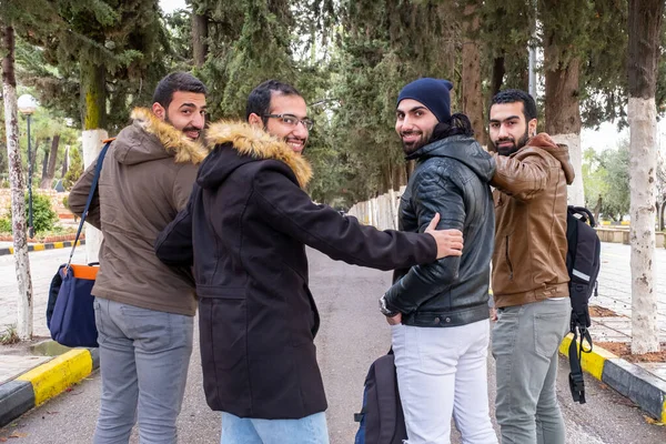 Glada Arabiska Muslimska Vänner Njuter Livet Universitetet — Stockfoto