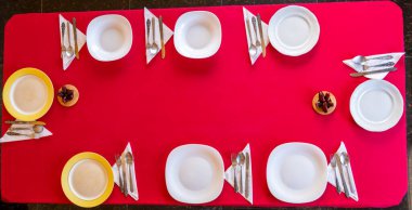 Boş tabaklar ramazan iftarı için hazırlanıyor.