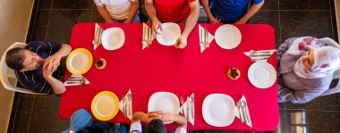 Arap ailesi iftar ve yemek bekliyor.