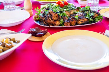 Ramazan iftar yemeği servis edilmeye ve yenmeye hazır.