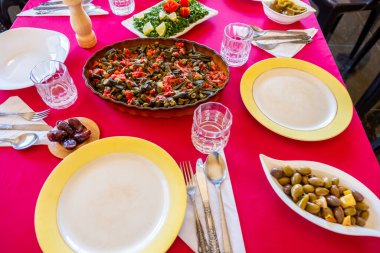 Ramazan iftar yemeği servis edilmeye ve yenmeye hazır.