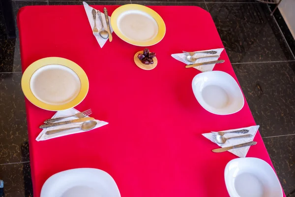 Mesa Con Platos Vacíos Preparación Para Ramadán Iftar — Foto de Stock