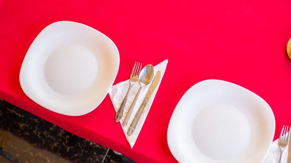 Mesa Con Platos Vacíos Preparación Para Ramadán Iftar — Foto de Stock