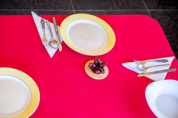 Mesa Con Platos Vacíos Preparación Para Ramadán Iftar — Foto de Stock