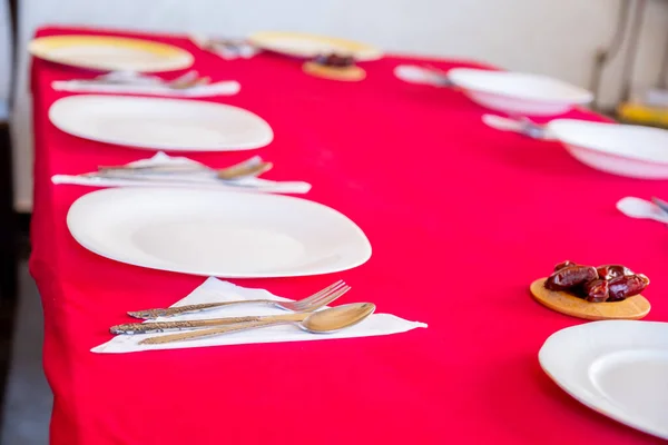 Mesa Con Platos Vacíos Preparación Para Ramadán Iftar — Foto de Stock