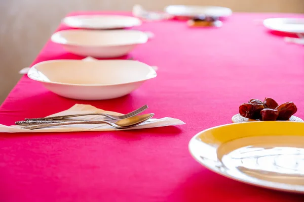 Mesa Con Platos Vacíos Preparación Para Ramadán Iftar — Foto de Stock