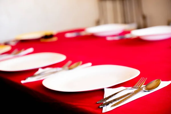 Mesa Con Platos Vacíos Preparación Para Ramadán Iftar — Foto de Stock