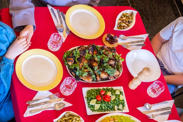 Feliz Familia Árabe Esperando Momento Iftar Para Comer Juntos Una — Foto de Stock