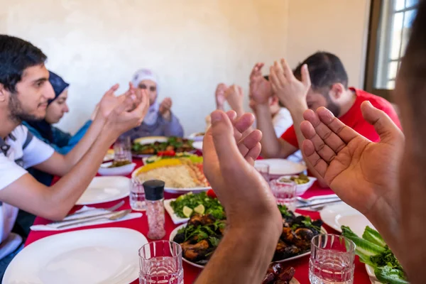 Arab Muszlim Család Imádkozik Istenért Evés Előtt Iftar — Stock Fotó