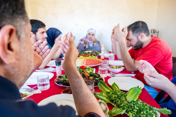 Arab Muszlim Család Imádkozik Istenért Evés Előtt Iftar — Stock Fotó