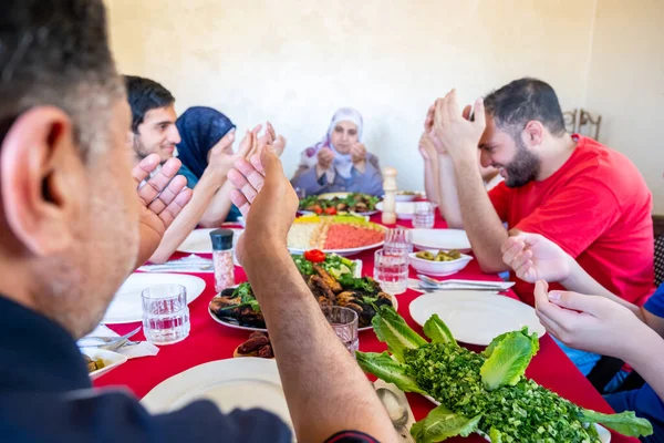 Arab Muszlim Család Imádkozik Istenért Evés Előtt Iftar — Stock Fotó