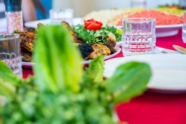 Feliz Familia Árabe Musulmana Comiendo Juntos Una Reunión Familiar Para — Foto de Stock