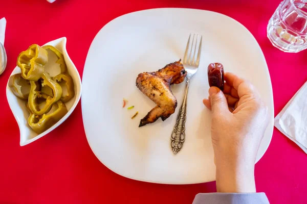 Árabe Mujer Musulmana Disfrutando Comida Iftar Ramdan — Foto de Stock