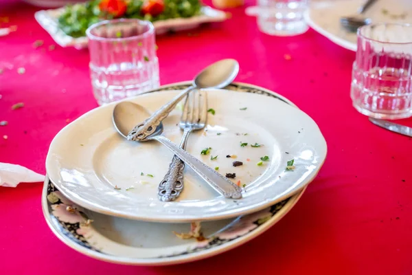 Platos Vacíos Después Que Gente Terminó Comer — Foto de Stock