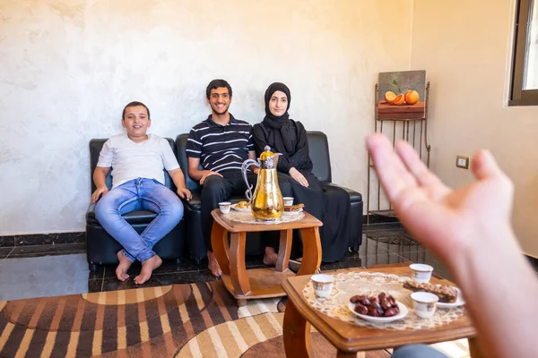 Familia Árabe Feliz Sentados Juntos Disfrutando Café Árabe Dulces Hablando — Foto de Stock
