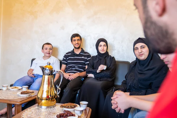 Familia Árabe Feliz Sentados Juntos Disfrutando Café Árabe Dulces Hablando — Foto de Stock