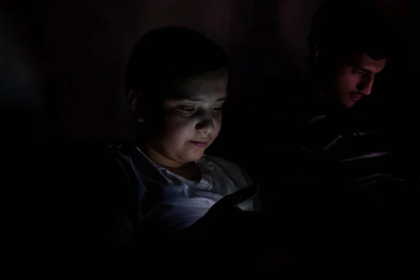 Niños Sentados Habitaciones Oscuras Sus Teléfonos Inteligentes Utilizando Internet — Foto de Stock