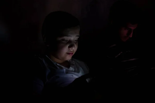 Niños Sentados Habitaciones Oscuras Sus Teléfonos Inteligentes Utilizando Internet — Foto de Stock