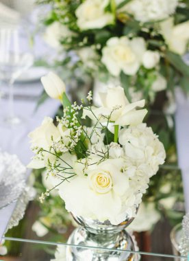 Beyaz ve aqua mavi plaj düğün yemeği için küme tablo seçici fokus dekore edilmiştir.