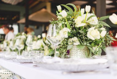 Beyaz ve aqua mavi plaj düğün yemeği için küme tablo seçici fokus dekore edilmiştir.