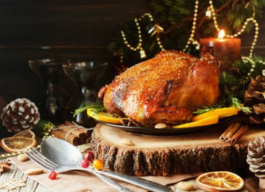 Tavuk ya da hindi mulled şarap ve Noel süsleri, metin, seçici odak için yer ile Noel yemeği ve yeni yıl için kızartma