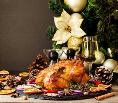 Tavuk ya da hindi mulled şarap ve Noel süsleri, metin, seçici odak için yer ile Noel ve yeni yıl Şükran günü için kızartma