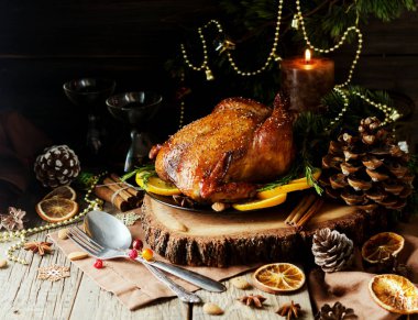 Tavuk ya da hindi mulled şarap ve Noel süsleri, metin, seçici odak için yer ile Noel yemeği ve yeni yıl için kızartma
