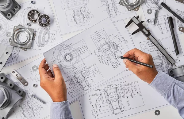 Mühendis Teknisyen Çizimler Tasarlıyor Makine Parçaları Mühendisliği Fabrikası Endüstriyel Projesi — Stok fotoğraf