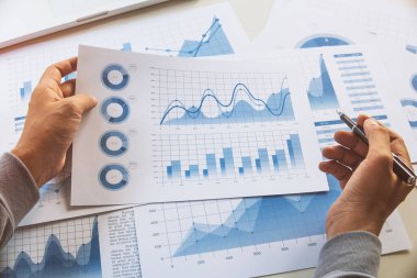 Veri belgesi grafiği çizelgesinde çalışan işadamı, araştırma geliştirme planlama stratejisi analizi finans muhasebesi pazarlama raporu veriyor. İş ofisi kavramı.