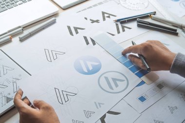 Grafik tasarımcı geliştirme süreci çizim tasarımı yaratıcı fikirler Logo ürün markası markası markası taslağı çiziyor. Grafik tasarımcı stüdyo kavramı.
