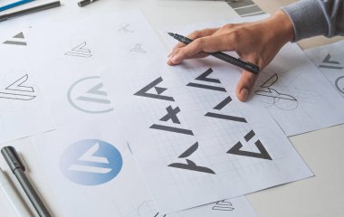 Grafik tasarımcı geliştirme süreci çizim tasarımı yaratıcı fikirler Logo ürün markası markası markası taslağı çiziyor. Grafik tasarımcı stüdyo kavramı.