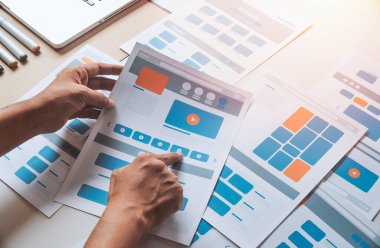 Web sitesi tasarımcısı Yaratıcı Planlama Uygulaması Geliştirme taslağı taslak çizim şablonu prototip çerçeve tasarım stüdyosu. Kullanıcı deneyimi kavramı .