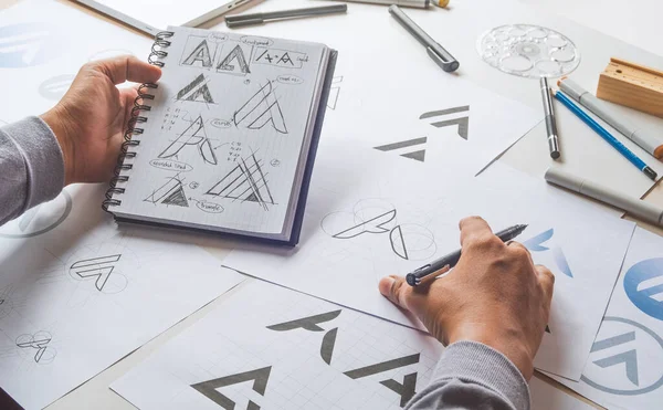 Grafik tasarımcı geliştirme süreci çizim tasarımı yaratıcı fikirler Logo ürün markası markası markası taslağı çiziyor. Grafik tasarımcı stüdyo kavramı.