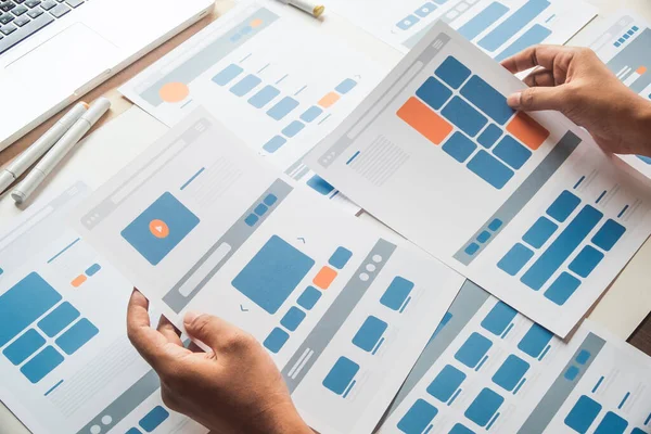 Web sitesi tasarımcısı Yaratıcı Planlama Uygulaması Geliştirme taslağı taslak çizim şablonu prototip çerçeve tasarım stüdyosu. Kullanıcı deneyimi kavramı .