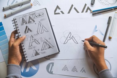 Grafik tasarımcı geliştirme süreci çizim tasarımı yaratıcı fikirler Logo ürün markası markası markası taslağı çiziyor. Grafik tasarımcı stüdyo kavramı.